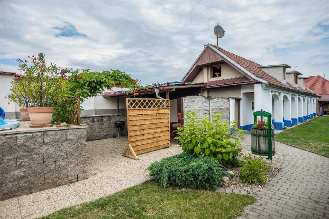 Malovany Dvorecek Dolní Dunajovice Exterior foto